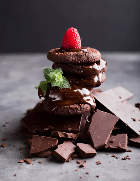 Шоколадное печенье с расплавленным шоколадом и малиной — стоковое фото