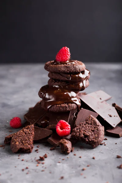 Шоколадное печенье с расплавленным шоколадом и малиной — стоковое фото