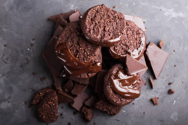 Шоколадное печенье с расплавленным шоколадом и слайдом шоколада — стоковое фото