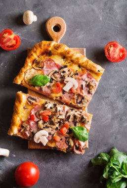 fesleğen domates ve mantarlı ahşap bir tahtada kare pizza yiyelim. Üstten Görünüm. Boşaltmak. Pizza gri masada
