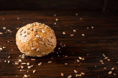 tohumlar üzerinde koyu ahşap arka plan ile buns