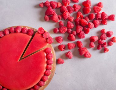 Tart, pasta, kek hafif beton zemin üzerine jöle ve taze ahududu ile. Üstten Görünüm. Tatlı gıda fotoğraf kavramı