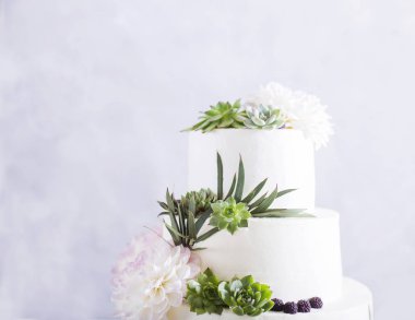 Zarif düğün çiçekleri ve succulents pastayla. Düğün Fotoğraf kavramı