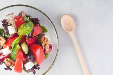 beyaz peynir bir cam tabakta sebze salatası