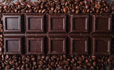 Çikolata ve kahve fasulye. Koyu çikolata arka plan. Çikolata gri arka plan üzerinde büyük bir bar. Çikolata ile arka plan. 