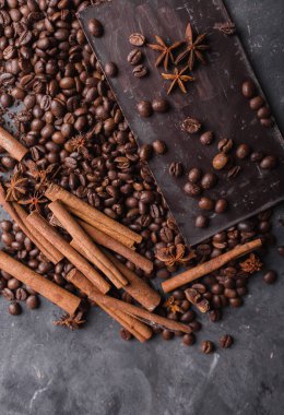 Kahve çekirdekleri ve çikolata. Çikolata. Çikolata ile arka plan. Kahve çekirdekleri. Tarçın ve anasonu.  