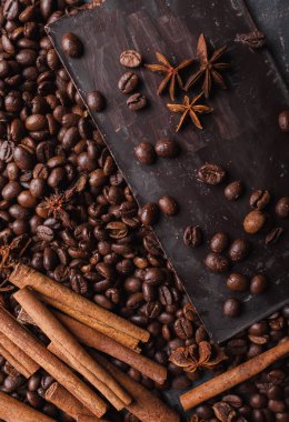 Kahve çekirdekleri ve çikolata. Çikolata. Çikolata ile arka plan. Kahve çekirdekleri. Tarçın ve anasonu.  