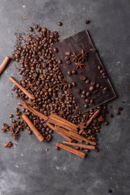 Kahve çekirdekleri ve çikolata. Çikolata. Çikolata ile arka plan. Kahve çekirdekleri. Tarçın ve anasonu.  