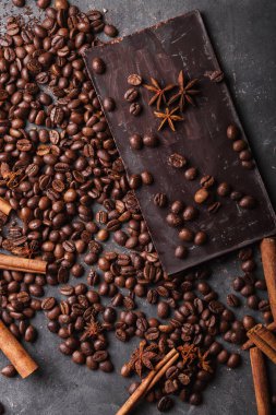 Kahve çekirdekleri ve çikolata. Çikolata. Çikolata ile arka plan. Kahve çekirdekleri. Tarçın ve anasonu.  