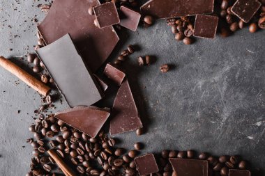 Kahve çekirdekleri ve çikolata. Çikolata. Çikolata ile arka plan. Kahve çekirdekleri. Tarçın ve anasonu.  