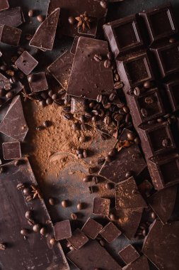 Çikolata parçaları ve kakao tozu. Çikolata parçaları bar. Çikolata gri arka plan üzerinde büyük bir bar. Çikolata ile arka plan. Çikolata dilim,