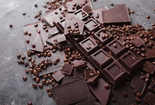 Kaffeebohnen und dunkle Schokolade. Schokoriegel. Hintergrund mit Schokolade. Kaffeebohnen. Zimtstangen und Sternanis. — Stockfoto