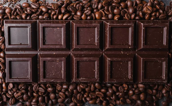 Chocolate y granos de café. Fondo de chocolate negro. Una gran barra de chocolate sobre fondo abstracto gris. Fondo con chocolate . —  Fotos de Stock