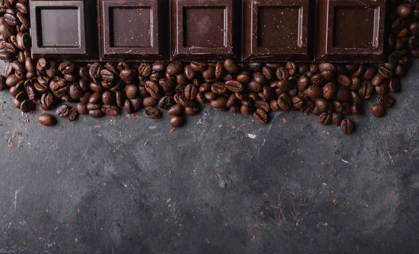 Schokolade und Kaffeebohnen. Dunkle Schokolade Hintergrund. eine große Tafel Schokolade auf grauem abstrakten Hintergrund. Hintergrund mit Schokolade. — Stockfoto