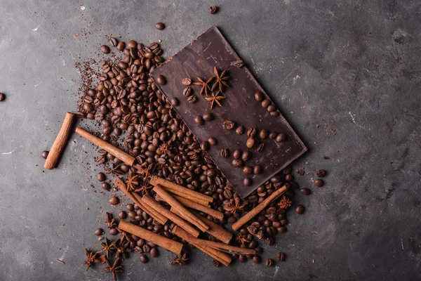Кофейные зерна и темный шоколад. Шоколад. Фон с шоколадом. Кофейные зёрна. Коричные палочки и анис . — стоковое фото