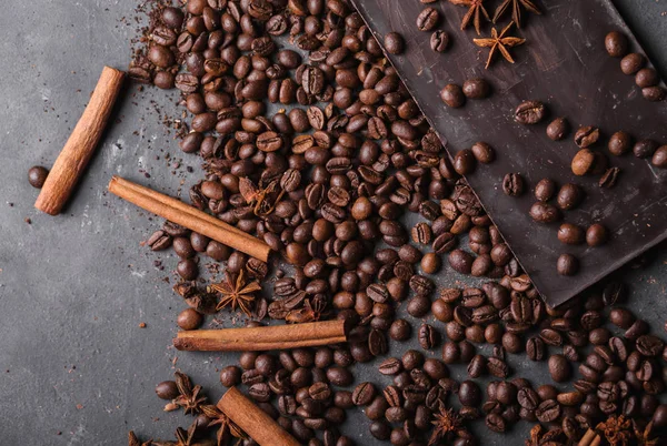 Kahve çekirdekleri ve çikolata. Çikolata. Çikolata ile arka plan. Kahve çekirdekleri. Tarçın ve anasonu.  