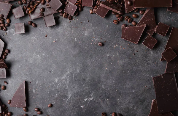 Kaffeebohnen und dunkle Schokolade. Schokoriegel. Hintergrund mit Schokolade. Kaffeebohnen. Zimtstangen und Sternanis. — Stockfoto