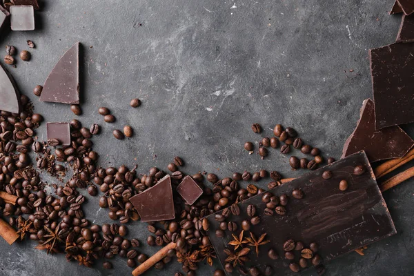 Kaffeebohnen und dunkle Schokolade. Schokoriegel. Hintergrund mit Schokolade. Kaffeebohnen. Zimtstangen und Sternanis. — Stockfoto