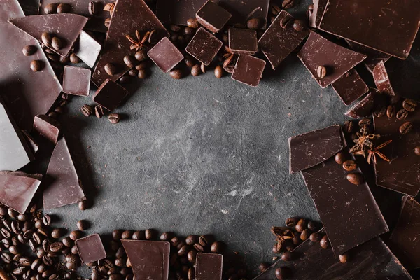 Granos de café y chocolate negro. Una chocolatina. Fondo con chocolate. Granos de café. Palitos de canela y anís estrellado . —  Fotos de Stock