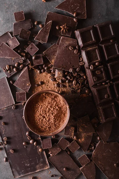Schokoladenstücke und Kakaopulver. Schokoriegel. eine große Tafel Schokolade auf grauem abstrakten Hintergrund. Hintergrund mit Schokolade. Scheiben Schokolade, — Stockfoto