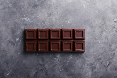 Çikolata gri arka plan üzerinde büyük bir bar. Çikolata ile arka plan.