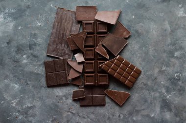 Çikolata çikolata parçaları. Çikolata parçaları bar. ahşap zemin üzerine çikolata bar büyük. Çikolata şekerleme. 