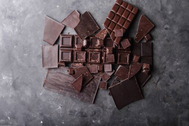 Çikolata çikolata parçaları. Çikolata parçaları bar. ahşap zemin üzerine çikolata bar büyük. Çikolata şekerleme. 