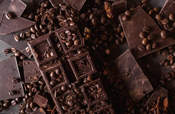 Coklat, biji kopi. dan bubuk kakao. Potongan coklat. latar belakang coklat gelap. Sebuah bar besar coklat pada latar belakang abstrak abu-abu — Stok Foto