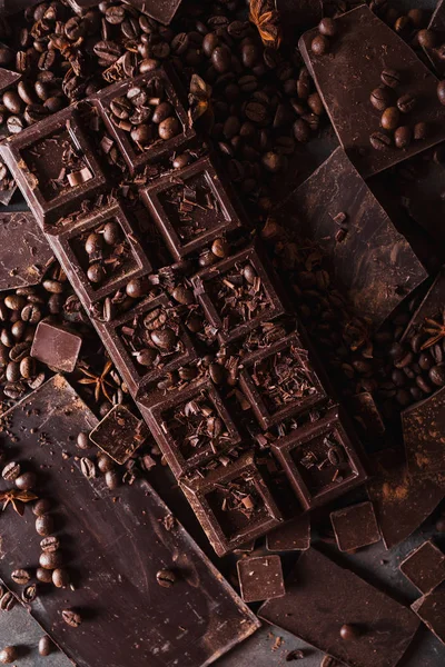 Schokolade, Kaffeebohnen. und Kakaopulver. Schokoriegel. dunkler Schokolade Hintergrund. eine große Tafel Schokolade auf grauem abstrakten Hintergrund — Stockfoto