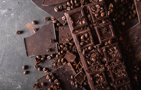 Chocolade, koffie bonen. en cacaopoeder. Chocolade bar stukken. donkere chocolade achtergrond. Een grote bar van chocolade op grijze abstracte achtergrond — Stockfoto