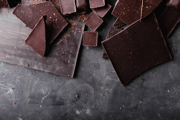 Schokoladenstückchen. Schokoriegel. große Tafel Schokolade auf Holzgrund. Schokoladenbonbons. — Stockfoto