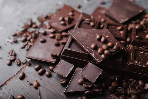 Kaffeebohnen mit dunkler Schokolade. Scherben von Schokolade. Schokoriegel. eine große Tafel Schokolade auf grauem abstrakten Hintergrund. Kaffeebohnen. — Stockfoto