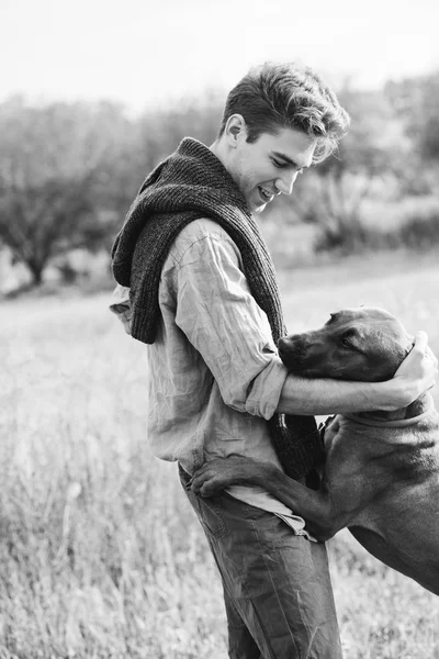 Mann Spielt Mit Hund Auf Dem Feld Modefoto Konzept Rhodesian — Stockfoto
