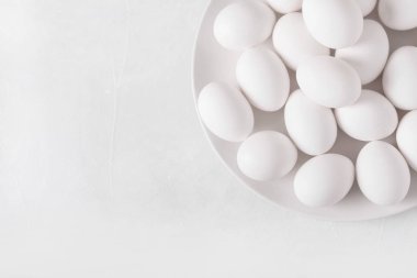 Beyaz beyaz bir arka plan üzerinde beyaz bir tabakta Yumurta. Yumurta. Paskalya fotoğraf kavramı. Boşaltmak 