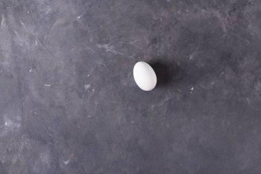 Beyaz gri bir arka plan üzerinde yumurta. Yumurta. Paskalya fotoğraf kavramı. Boşaltmak 