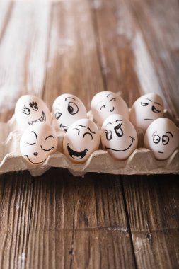 Komik suratlar paket beyaz bir arka plan üzerinde yumurta. Paskalya konsept fotoğraf. Yumurta. Yüzlerine yumurta yumurta