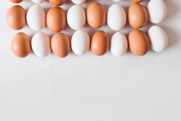 Vita och bruna eggson en vit bakgrund. Påsk-konceptet foto — Stockfoto