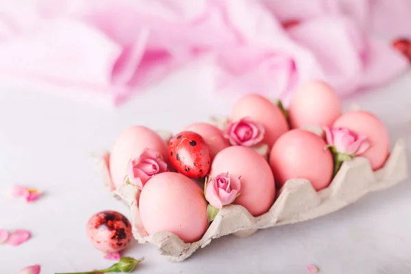 Розовые пасхальные яйца на светлом фоне. Авторское пространство. Натюрморт фото много розовых пасхальных яиц. Розовые яйца и розы. Пасхальная фотоконцепция — стоковое фото