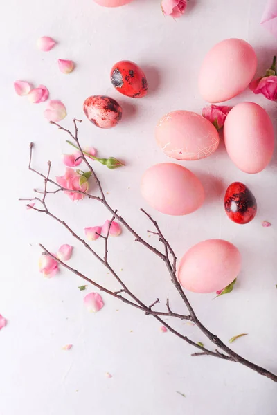 Розовые пасхальные яйца на светлом фоне. Авторское пространство. Натюрморт фото много розовых пасхальных яиц. Розовые яйца и розы. Пасхальная фотоконцепция — стоковое фото
