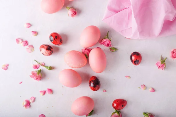 Işık arka plan üzerinde pembe Paskalya yumurtaları. Boşaltmak. Still life fotoğraf pembe Paskalya yumurtaları bir sürü. Paskalya yumurtaları ile arka plan. Pembe yumurta ve gül. Paskalya fotoğraf kavramı 