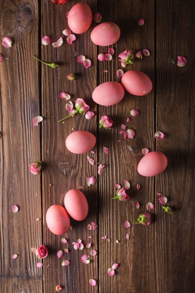 Розовые пасхальные яйца на водяном фоне. Авторское пространство. Натюрморт фото много розовых пасхальных яиц. Розовые яйца и розы. Пасхальная фотоконцепция — стоковое фото