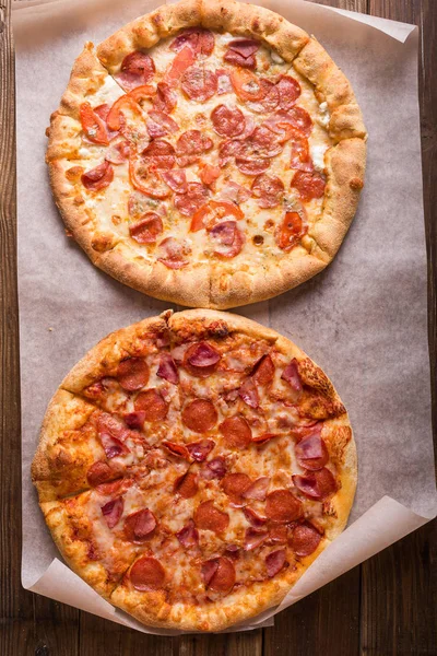 Pizza com salame, mussarela e manjericão — Fotografia de Stock