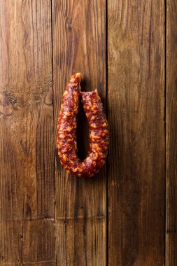 Ahşap zemin üzerine ev yapımı sosis