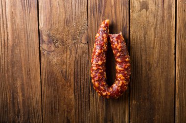 Ahşap zemin üzerine ev yapımı sosis
