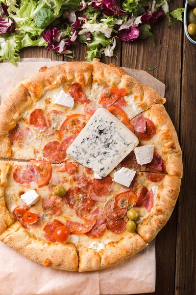Pizza com queijo azul e mistura de salada — Fotografia de Stock