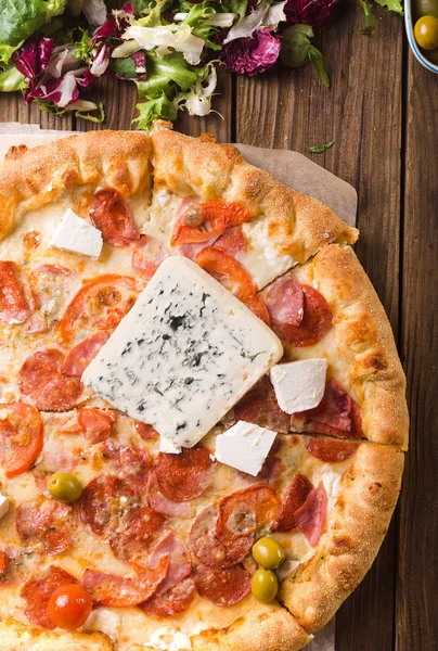 Pizza com queijo azul e mistura de salada — Fotografia de Stock