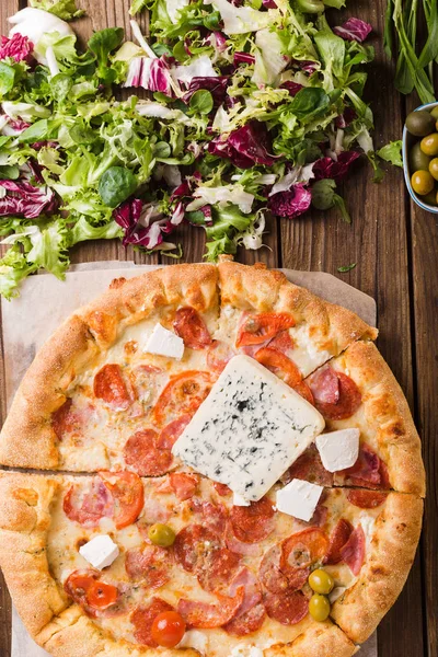 Pizza s nivou a salátový mix — Stock fotografie
