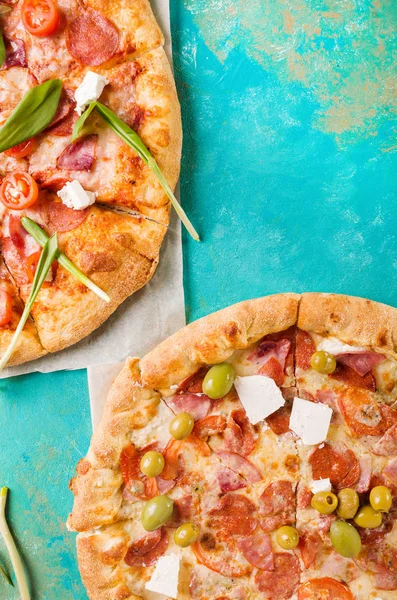 Duas pizzas com ervas — Fotografia de Stock