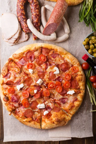 Pizza rústica com salame — Fotografia de Stock