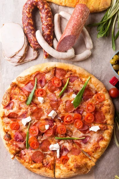 Pizza rústica com salame — Fotografia de Stock